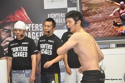 画像ギャラリー No.021のサムネイル画像 / 庄司智春さん,FUJIWARA,しずちゃんがバトルでフィットネス? Kinect専用ソフト「ファイターズ アンケージ」の発売記念イベントレポート