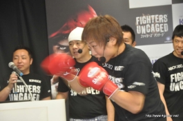 画像ギャラリー No.026のサムネイル画像 / 庄司智春さん,FUJIWARA,しずちゃんがバトルでフィットネス? Kinect専用ソフト「ファイターズ アンケージ」の発売記念イベントレポート