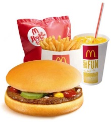 画像ギャラリー No.007のサムネイル画像 / ハッピーセットに「ダイスオー」「リルぷりっ」のカードがついてくる