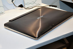 画像集#025のサムネイル/［COMPUTEX］ASUS，天板部にも液晶パネルを搭載するノートPC「ASUS TAICHI」発表