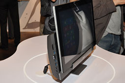 画像集#030のサムネイル/［COMPUTEX］ASUS，天板部にも液晶パネルを搭載するノートPC「ASUS TAICHI」発表