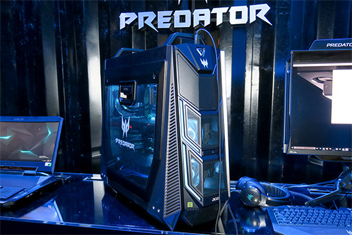 画像ギャラリー No.003のサムネイル画像 / RX Vega×4に18C36T対応CPU搭載のド派手なタワーPCがインパクト大。Acerがドイツでゲーマー向けPC&周辺機器を発表