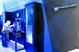 画像ギャラリー No.017のサムネイル画像 / Acerのド派手なゲームPC「Predator Orion 9000」を写真でチェック。重量は15kgあれど,持ち運びは簡単!?