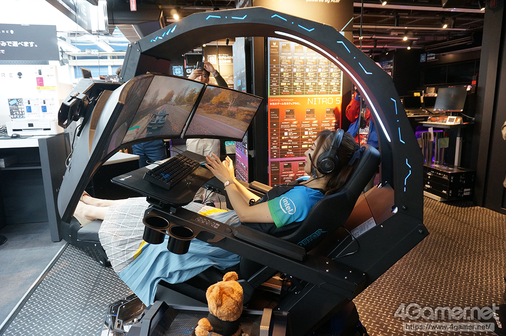 巨大コックピット Predator Thronos が国内販売 税込約350万円で ハイエンドゲームpcを含めたデバイス一式が 付属 する