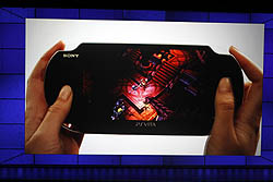 画像集#050のサムネイル/［E3 2011］「PlayStation Vita」をさっそく触ってみた！ 触り心地や操作感，有機ELパネルの見やすさはいかに？ 「Uncharted」など計5タイトルのインプレッションと共にがっつりレポート