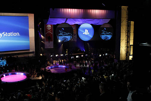 画像集#053のサムネイル/［E3 2011］「PlayStation Vita」をさっそく触ってみた！ 触り心地や操作感，有機ELパネルの見やすさはいかに？ 「Uncharted」など計5タイトルのインプレッションと共にがっつりレポート