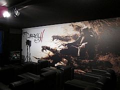 ���������꡼ No.001�Υ���ͥ������ / ��Gamescom��2�����ơ�2�ܤο�����Ȥ���ۿ�FPS��The Darkness 2�ס���͸���ǽ�ϥ��åץХꥨ�������¿�̤�