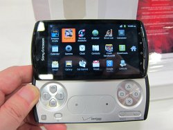 画像集#002のサムネイル/［GDC 2011］噂のプレステ携帯「Xperia PLAY」を，GDCのエキスポで触ってみた