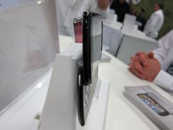 画像集#004のサムネイル/［GDC 2011］噂のプレステ携帯「Xperia PLAY」を，GDCのエキスポで触ってみた