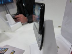 画像集#005のサムネイル/［GDC 2011］噂のプレステ携帯「Xperia PLAY」を，GDCのエキスポで触ってみた