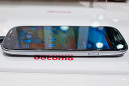 ꡼ No.014Υͥ / NTTɥ⡤GALAXY S III סAQUOS PHONE ZETAפʤ2012ǯߥǥ륹ޡȥե10ʤȯɽ٤Ƥ100MbpsΡXiפб