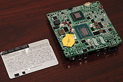 画像ギャラリー No.003のサムネイル画像 / Intel,10cm平方でモバイルCore i3搭載の超小型マザーボードを公開。純正ベアボーンとして10月に発売予定