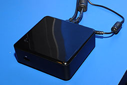 画像ギャラリー No.015のサムネイル画像 / Intel,10cm平方でモバイルCore i3搭載の超小型マザーボードを公開。純正ベアボーンとして10月に発売予定