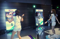 画像ギャラリー No.003のサムネイル画像 / 「STEINS;GATE 比翼恋理のだーりん」トークショーに志倉千代丸氏と山本彩乃さんが出演。いとうかなこさんやアフィリア・サーガ・イーストによるライブも行われたイベントをレポート