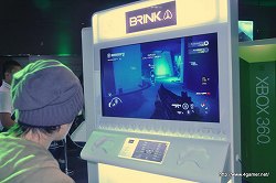 画像ギャラリー No.005のサムネイル画像 / 「STEINS;GATE 比翼恋理のだーりん」トークショーに志倉千代丸氏と山本彩乃さんが出演。いとうかなこさんやアフィリア・サーガ・イーストによるライブも行われたイベントをレポート