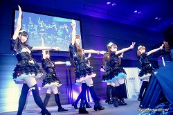 画像ギャラリー No.018のサムネイル画像 / 「STEINS;GATE 比翼恋理のだーりん」トークショーに志倉千代丸氏と山本彩乃さんが出演。いとうかなこさんやアフィリア・サーガ・イーストによるライブも行われたイベントをレポート