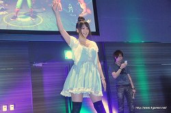 画像ギャラリー No.019のサムネイル画像 / 「STEINS;GATE 比翼恋理のだーりん」トークショーに志倉千代丸氏と山本彩乃さんが出演。いとうかなこさんやアフィリア・サーガ・イーストによるライブも行われたイベントをレポート