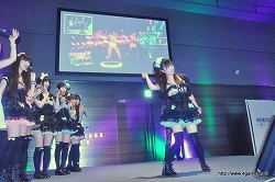 画像ギャラリー No.020のサムネイル画像 / 「STEINS;GATE 比翼恋理のだーりん」トークショーに志倉千代丸氏と山本彩乃さんが出演。いとうかなこさんやアフィリア・サーガ・イーストによるライブも行われたイベントをレポート