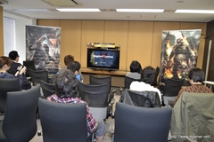 画像ギャラリー No.001のサムネイル画像 / 「Dragon's Dogma」では,油瓶を投げつけ炎の弓でサイクロプスを炎上させることも可能。RPG要素もたっぷり紹介された,メディア向けプレゼンをレポート