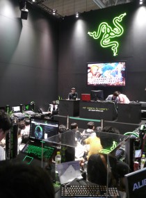 ꡼ No.012Υͥ / TGS 2011RazerƥåȤäƤߤȥåץץ쥤䡼ãδۤϡRazer֡ǹԤ줿֥IV AEץӥޥåݡ
