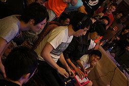 画像集#006のサムネイル/［EVO2012］ウメハラ選手の活躍に会場が熱狂した「EVO2012」初日まとめを掲載。「スパIV AE」日本勢はほぼ全滅，「SCV」は3人が決勝進出へ