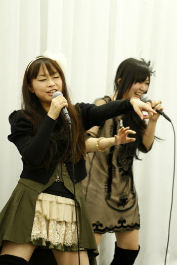 画像ギャラリー No.002のサムネイル画像 / 今井麻美さんと喜多村英梨さん,キメるところはキメる。ARTERY VEINによる「コープスパーティー BoS」のED「パンドラの夜」発売記念イベントレポート