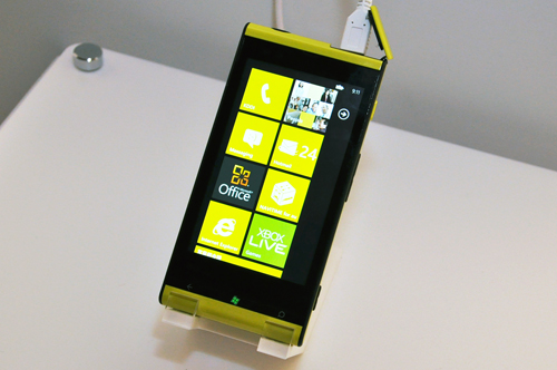 画像集#004のサムネイル/「Windows Phone 7.5」登場。第1弾は富士通東芝製のKDDI向け端末「IS12T」〜Xbox LIVE周りもいろいろ聞いてきた【詳報追加】