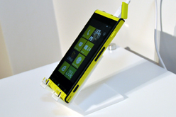 画像集#007のサムネイル/「Windows Phone 7.5」登場。第1弾は富士通東芝製のKDDI向け端末「IS12T」〜Xbox LIVE周りもいろいろ聞いてきた【詳報追加】