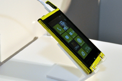 画像集#008のサムネイル/「Windows Phone 7.5」登場。第1弾は富士通東芝製のKDDI向け端末「IS12T」〜Xbox LIVE周りもいろいろ聞いてきた【詳報追加】