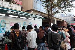 画像ギャラリー No.001のサムネイル画像 / 秋葉原で開催された「初音ミク -Project DIVA- extend」店頭体験会をレポート。プロデューサーインタビューも掲載