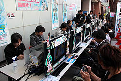 画像ギャラリー No.002のサムネイル画像 / 秋葉原で開催された「初音ミク -Project DIVA- extend」店頭体験会をレポート。プロデューサーインタビューも掲載