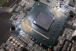 当初の計画よりもスペックが大きく低下したX79チップセット。Intelの