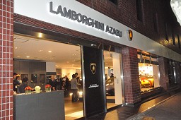 画像ギャラリー No.002のサムネイル画像 / 累計1億本売り上げの大人気シリーズ最新作「ニード・フォー・スピード ザ・ラン」の発売記念イベント開催。タレントのローラさんによるデモプレイも