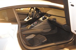 画像ギャラリー No.005のサムネイル画像 / 累計1億本売り上げの大人気シリーズ最新作「ニード・フォー・スピード ザ・ラン」の発売記念イベント開催。タレントのローラさんによるデモプレイも