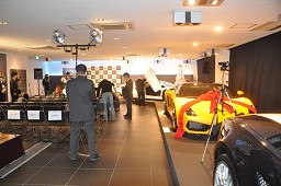 画像ギャラリー No.007のサムネイル画像 / 累計1億本売り上げの大人気シリーズ最新作「ニード・フォー・スピード ザ・ラン」の発売記念イベント開催。タレントのローラさんによるデモプレイも