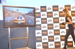 画像ギャラリー No.012のサムネイル画像 / 累計1億本売り上げの大人気シリーズ最新作「ニード・フォー・スピード ザ・ラン」の発売記念イベント開催。タレントのローラさんによるデモプレイも