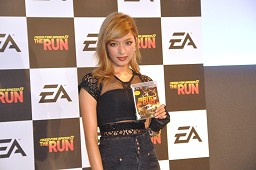 画像ギャラリー No.013のサムネイル画像 / 累計1億本売り上げの大人気シリーズ最新作「ニード・フォー・スピード ザ・ラン」の発売記念イベント開催。タレントのローラさんによるデモプレイも