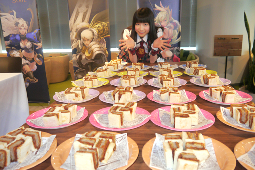 画像ギャラリー No.005のサムネイル画像 / 大食いグルメアイドルもえのあずきさんが「EOS」トップランカーと異種格闘技戦!? “もえあず”が大食いタイムアタックに挑戦したニコ生収録現場をレポート