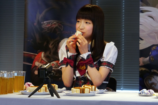 画像ギャラリー No.011のサムネイル画像 / 大食いグルメアイドルもえのあずきさんが「EOS」トップランカーと異種格闘技戦!? “もえあず”が大食いタイムアタックに挑戦したニコ生収録現場をレポート