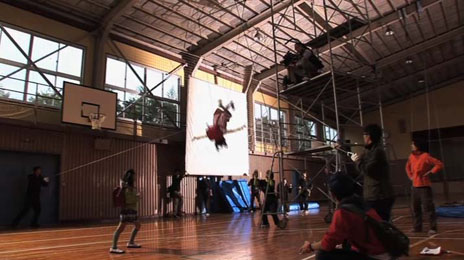 画像ギャラリー No.006のサムネイル画像 / 「KRITIKA」のテレビCMが12月4日に放送開始。2人の女子小学生が“超アクション”でド派手なバトルを繰り広げる