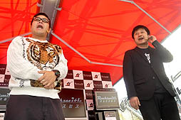 画像ギャラリー No.003のサムネイル画像 / 大地さんのエアギターに大勢のファンが大熱狂。渋谷109で行われた「ロックスミス」のステージイベントをレポート