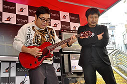 画像ギャラリー No.006のサムネイル画像 / 大地さんのエアギターに大勢のファンが大熱狂。渋谷109で行われた「ロックスミス」のステージイベントをレポート