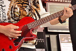 画像ギャラリー No.007のサムネイル画像 / 大地さんのエアギターに大勢のファンが大熱狂。渋谷109で行われた「ロックスミス」のステージイベントをレポート