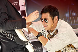 画像ギャラリー No.011のサムネイル画像 / 大地さんのエアギターに大勢のファンが大熱狂。渋谷109で行われた「ロックスミス」のステージイベントをレポート