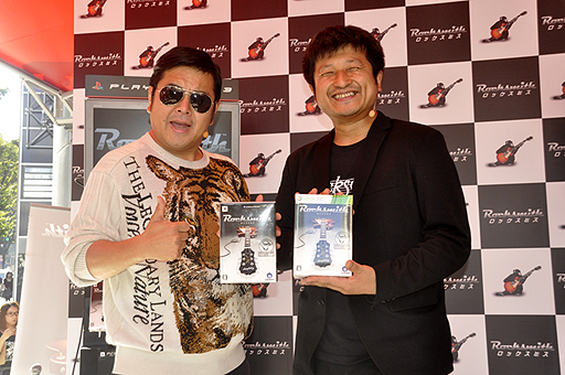 画像ギャラリー No.013のサムネイル画像 / 大地さんのエアギターに大勢のファンが大熱狂。渋谷109で行われた「ロックスミス」のステージイベントをレポート