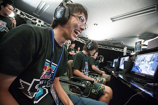 画像ギャラリー No.001のサムネイル画像 / 「Halo 4」を使った学生向けゲーミングキャンプ「RED BULL GAMING U」の模様が公開に