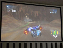 画像ギャラリー No.011のサムネイル画像 / 「Kinect スター・ウォーズ」の体験会で3D立体視のポッドレースに挑戦。R2-D2がしゃべる限定版も情報もあり