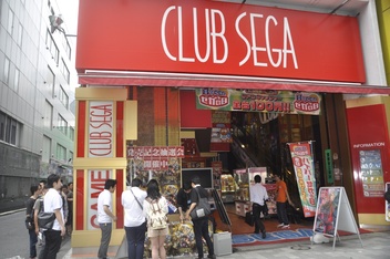 画像ギャラリー No.001のサムネイル画像 / 期待のアクションRPG「ドラゴンズクラウン」が本日発売。サイン入りポスターや色紙が当たる発売記念抽選会に朝から多くのファンが来場