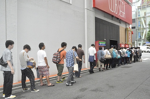 画像ギャラリー No.004のサムネイル画像 / 期待のアクションRPG「ドラゴンズクラウン」が本日発売。サイン入りポスターや色紙が当たる発売記念抽選会に朝から多くのファンが来場