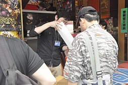 画像ギャラリー No.005のサムネイル画像 / 期待のアクションRPG「ドラゴンズクラウン」が本日発売。サイン入りポスターや色紙が当たる発売記念抽選会に朝から多くのファンが来場